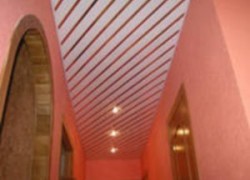 Реечный подвесной потолок: конструкция, особенности