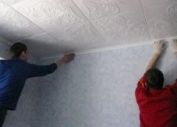 Клеим плитку на потолок: практическая часть