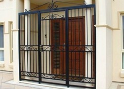 Правильный подбор металлических решеток и дверей в Запорожье: безопасность и стиль