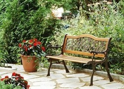 Садовая скамейка - идеальное место для отдыха в саду